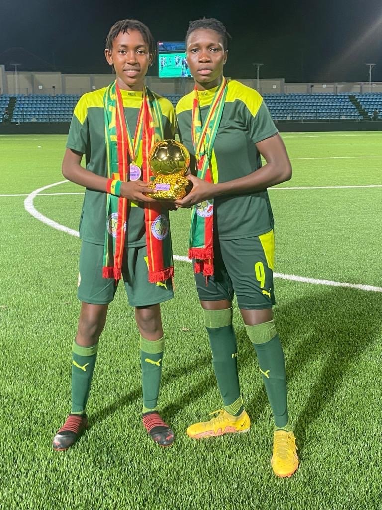Hapsatou Malado Diallo avec son trophée après la victoire des Lionnes