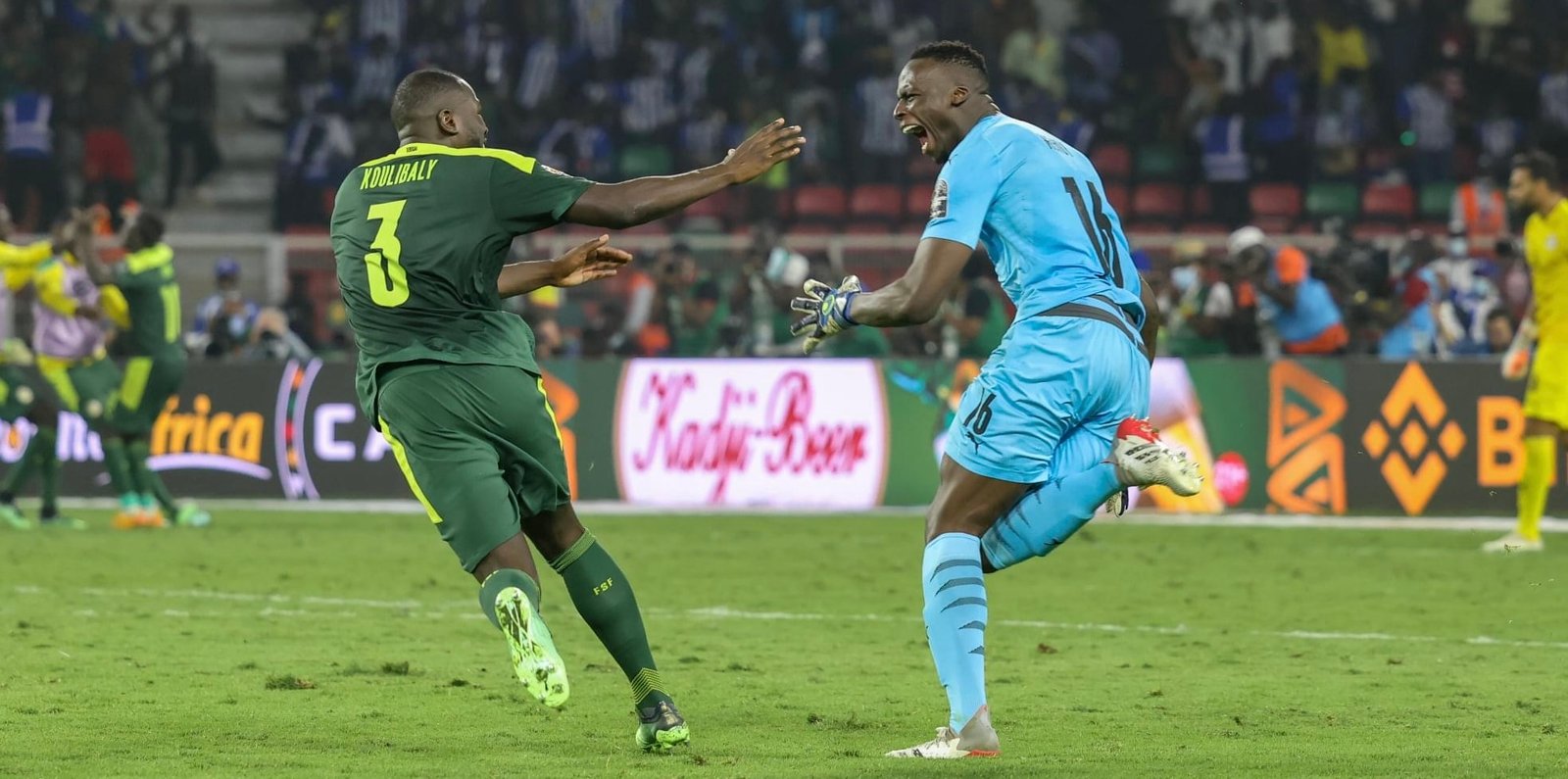 Edouard Mendy et Kalidou Koulibaly après le sacre à la CAN