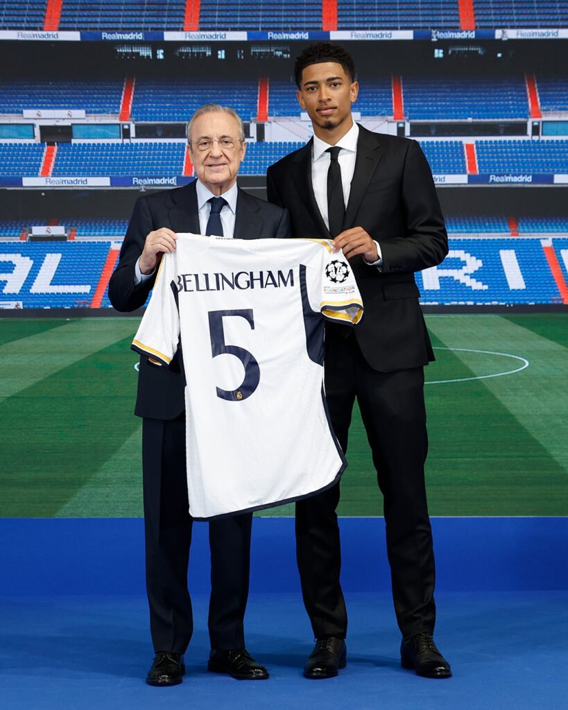 Jude Bellingham avec son nouveau maillot du Real Madrid 