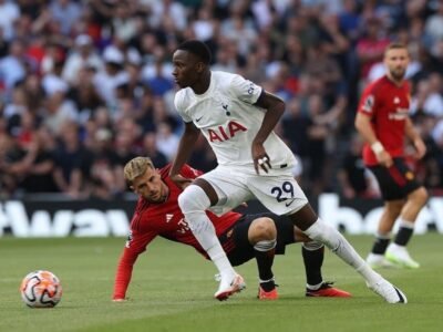 Pape Matar Sarr devant Mason Mount (Manchester United)