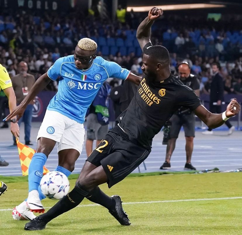 Antonio Rüdiger en lutte avec Oshimen face à Naples 