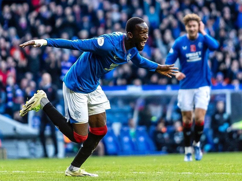 Abdallah Sima, marquant son 9 ème but de la saison avec Glasgow Rangers