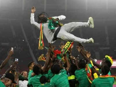 Aliou Cissé porté en triomphe après la victoire finale au Cameroun