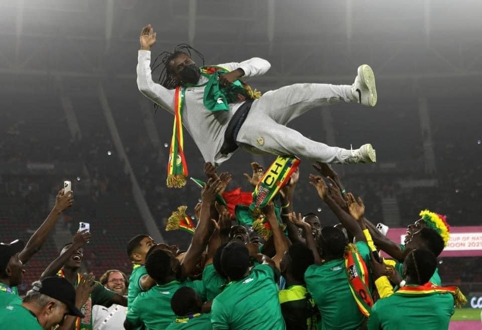 Aliou Cissé porté en triomphe après la victoire finale au Cameroun