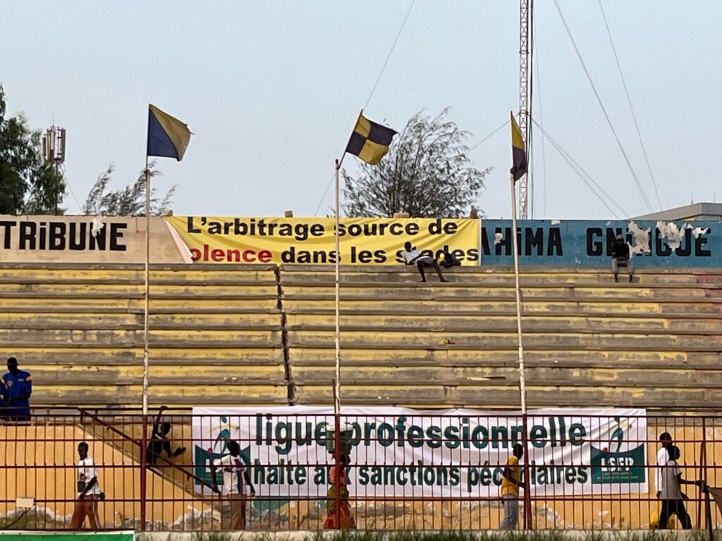 Les banderoles de GFC au stade Amadou Barry