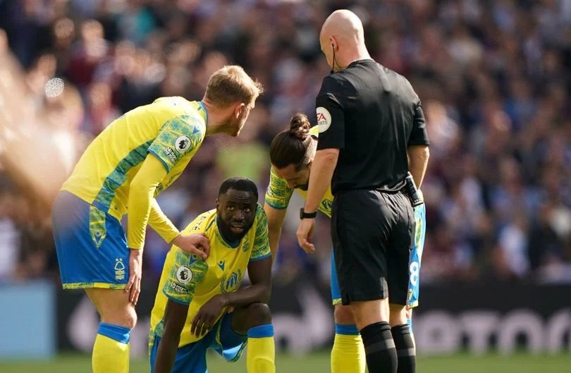 Cheikhou Kouyaté avec sa blessure avec Forest