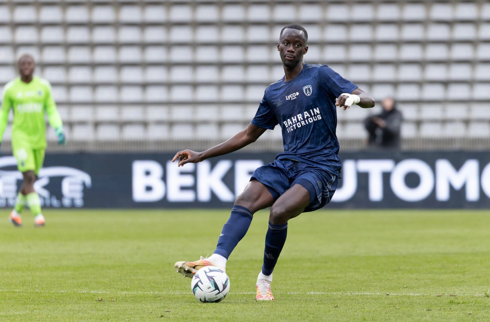 Moustapha Mbow, par ses performances vise une place en sélection. Le défenseur central du Paris FC, connaît un début de saison tonitruant.