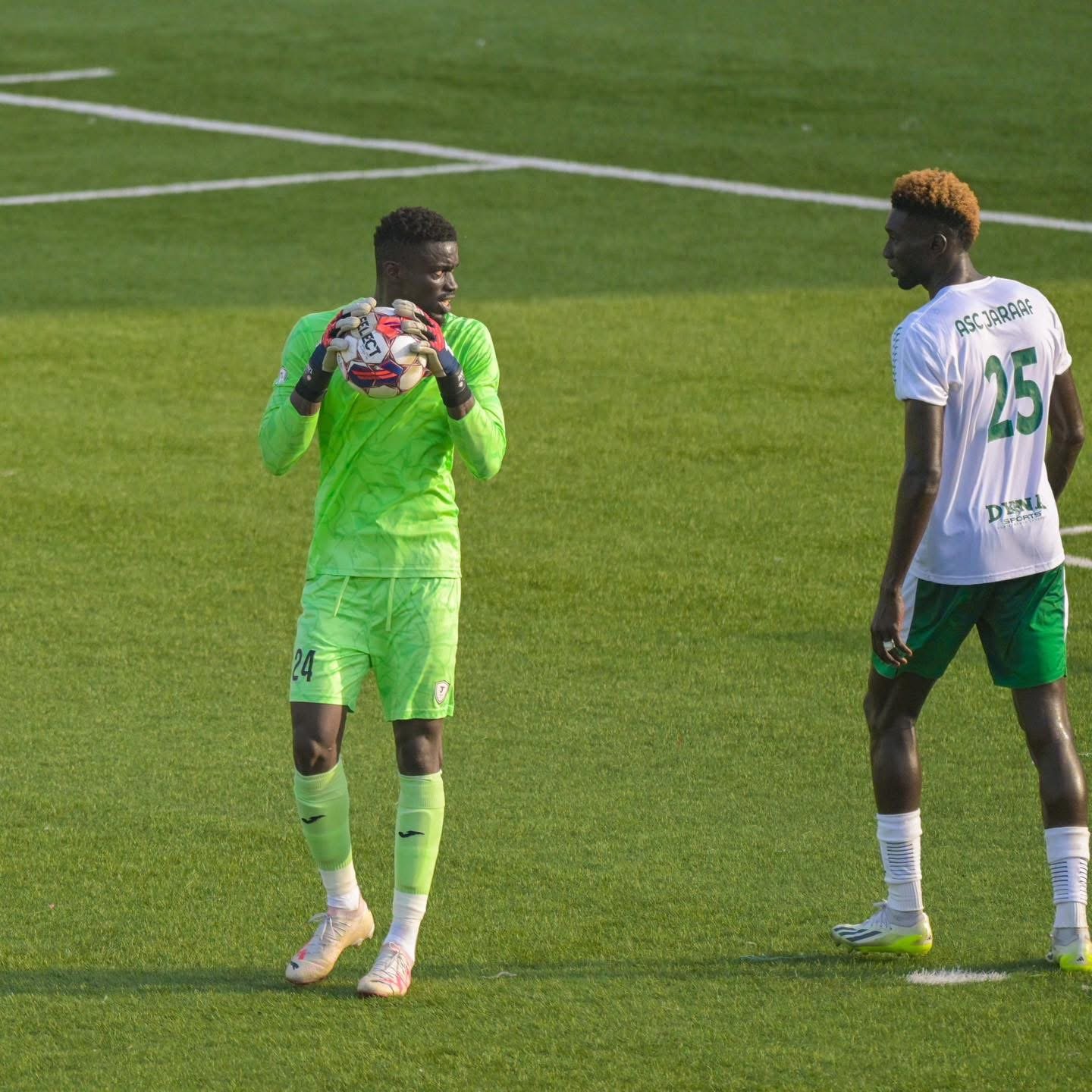 Adama Wade (défenseur)et Cheikh Lo Ndoye (gardien de but) CP: Jaraaf