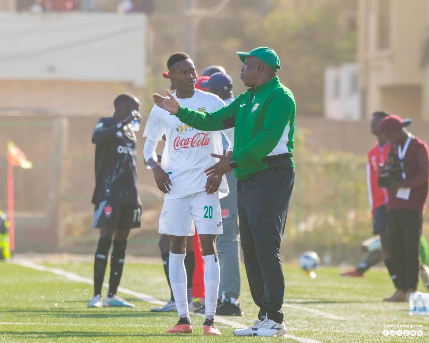 Abdoulaye Oualy avec son coach Malick Daf, lun 3 fèv 2025 J13, Ngor. CP: Jaraaf