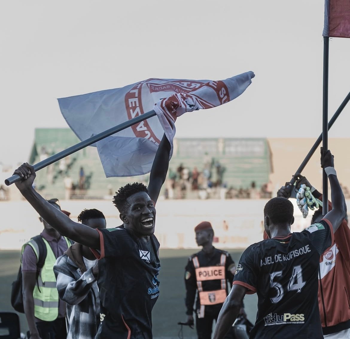 AJEL, seule en tête !