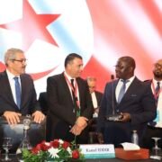 La Tunisie est directement impliquée dans le retrait de la coupe d’Afrique au Sénégal. Le directeur général de la finale de même que son président de fédération, sont tous les deux intervenus, en faveur du Maroc. Le tout en tordant le bras au droit., pour plaire à l’ami Fouzi Lekjaa.