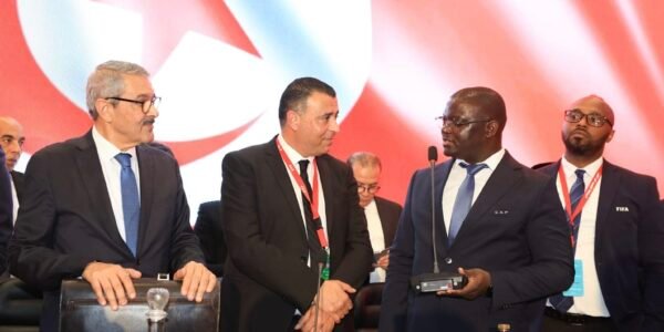 La Tunisie est directement impliquée dans le retrait de la coupe d’Afrique au Sénégal. Le directeur général de la finale de même que son président de fédération, sont tous les deux intervenus, en faveur du Maroc. Le tout en tordant le bras au droit., pour plaire à l’ami Fouzi Lekjaa.