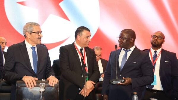 La Tunisie est directement impliquée dans le retrait de la coupe d’Afrique au Sénégal. Le directeur général de la finale de même que son président de fédération, sont tous les deux intervenus, en faveur du Maroc. Le tout en tordant le bras au droit., pour plaire à l’ami Fouzi Lekjaa.